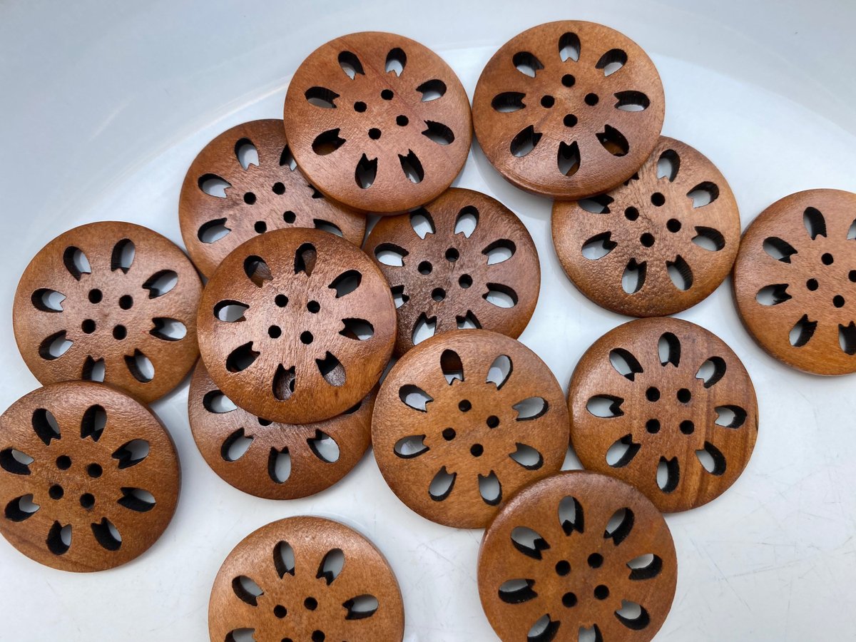 BeadsBitznBopz's tweet photo. Dark Brown 4 Holes Round Wooden Sewing Buttons 25mm | 5 buttons https://t.co/qVk5VGyP0n #Etsyireland #Craft supplies #BeadsBitznBopz #Etsy #Irishbutton #Button #RoundButton https://t.co/bn4CYNzwJK