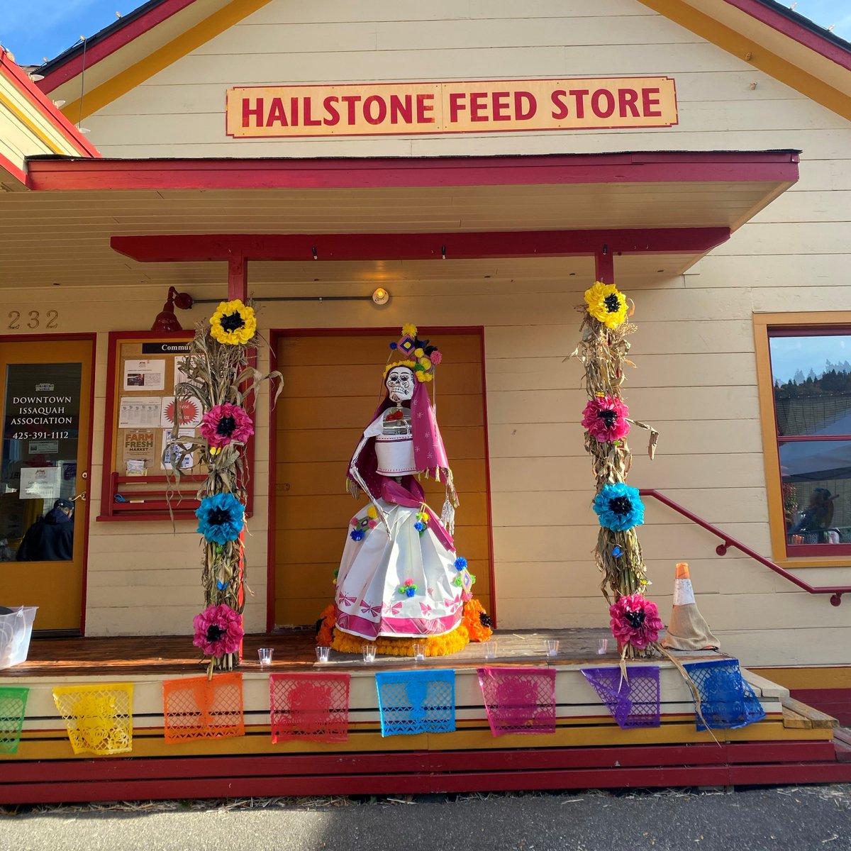 cityofissaquah's tweet image. The Latino Club of Issaquah, in partnership with local organizations, is offering an outdoor Día de los Muertos altar to our community at the history Shell Gas Station. The altar is available through this evening to honor the 2,400+ Washingtonians we have lost to #COVID19.