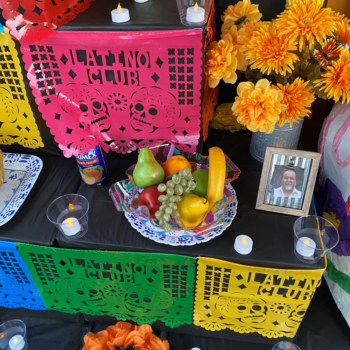 cityofissaquah's tweet image. The Latino Club of Issaquah, in partnership with local organizations, is offering an outdoor Día de los Muertos altar to our community at the history Shell Gas Station. The altar is available through this evening to honor the 2,400+ Washingtonians we have lost to #COVID19.