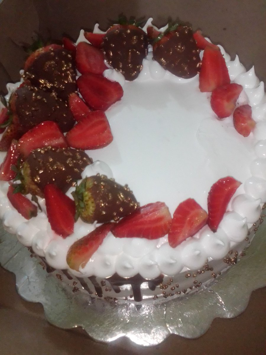 CpCreaciones's tweet photo. Torta fría de fresas ���� bizcocho humedecido con almíbar alicorado, relleno de crema pastelera especial y trozos de fresas, decorado con merengue suizo, drid y lluvia de chocolate, fresas troceadas y cubiertas de chocolate 🍫 realmente divina! https://t.co/8tSqdnl5rm