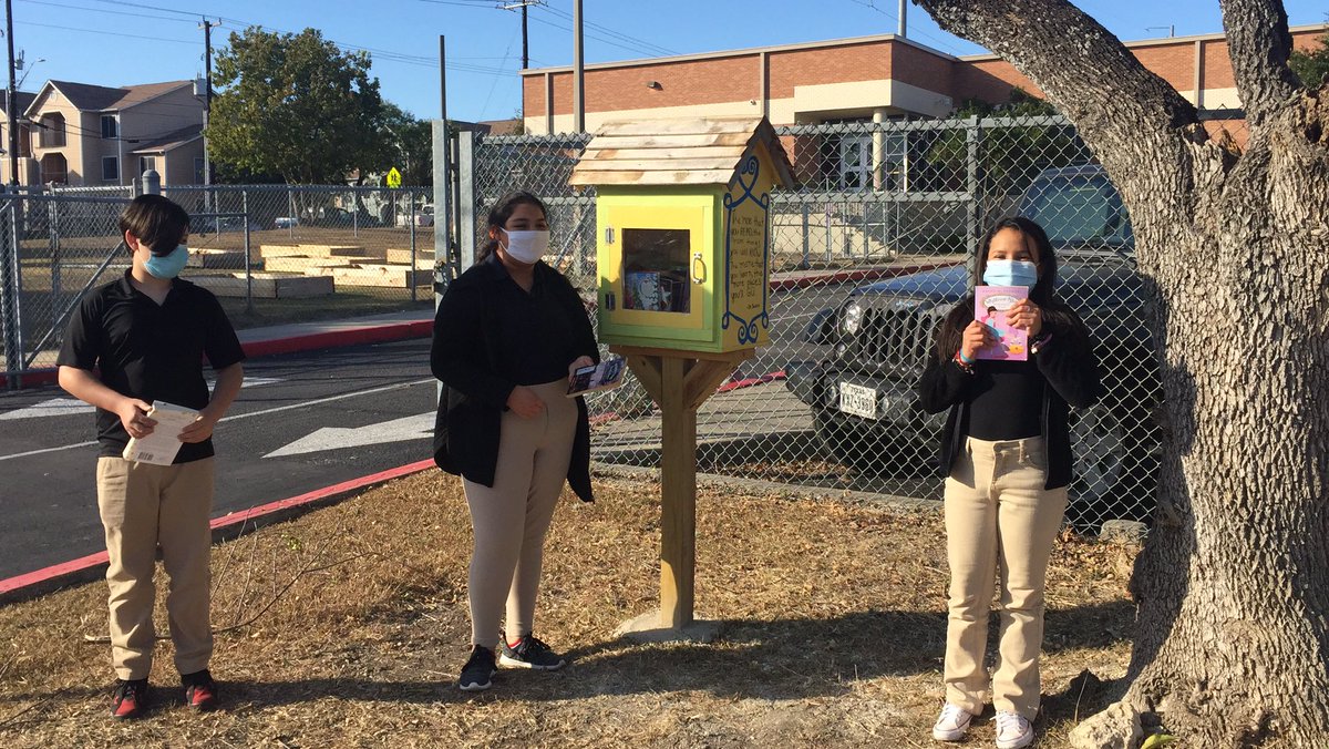 jhgonzales7's tweet photo. @NISDRoss 6th graders visiting our Little Free Libraryππππ #RebelsRead https://t.co/uFRuhFMvte