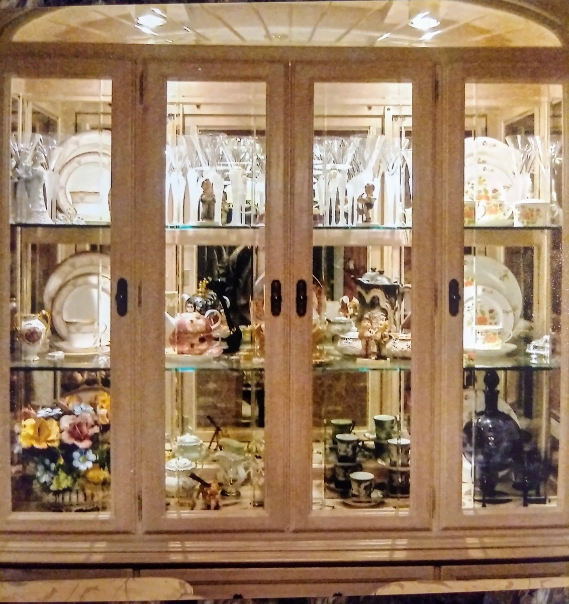 MissBostonTI's tweet photo. 2) #TracyJordan told me 2 leave my home during the sale because it would be "too emotional" for me 2 witness. I saw one of her employees take a #lladro figurine from my china cabinet (#Ebay value $125). #TracyJordan s final tally 4 ALL collectibles was $175 for the entire house. https://t.co/Zvwfaj5nUJ