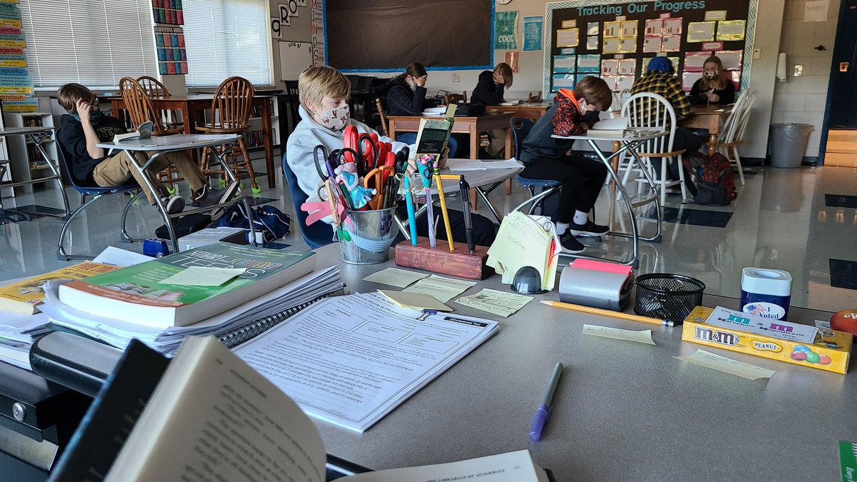 Triva08's tweet photo. Best day ever! Finally got to start SURF time today. Seeing my kids reading books of their choice  (some of them asking to read for an entire class period) makes my ❤️ so happy.
#getthemreading #lovetoread #lovemyjob #proudteacher https://t.co/7ptv0Aq9El