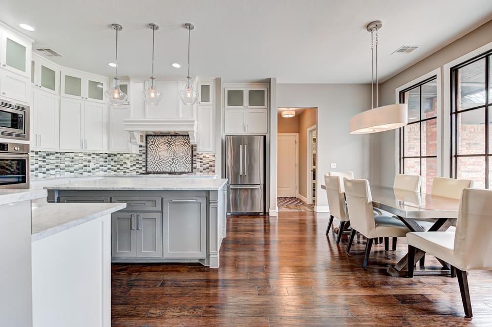 RealtorKowalski's tweet photo. This #MansionMonday is located in the sought after neighborhood of Villagio in Edmond, Oklahoma. Enjoy the crisp fall evenings on the covered outdoor patio complete with a stone fireplace. https://t.co/Mh5b0DXQp8

Listing courtesy of Erica Mataya of Engel &amp; Völkers Oklahoma City https://t.co/dEFPwPnGMl