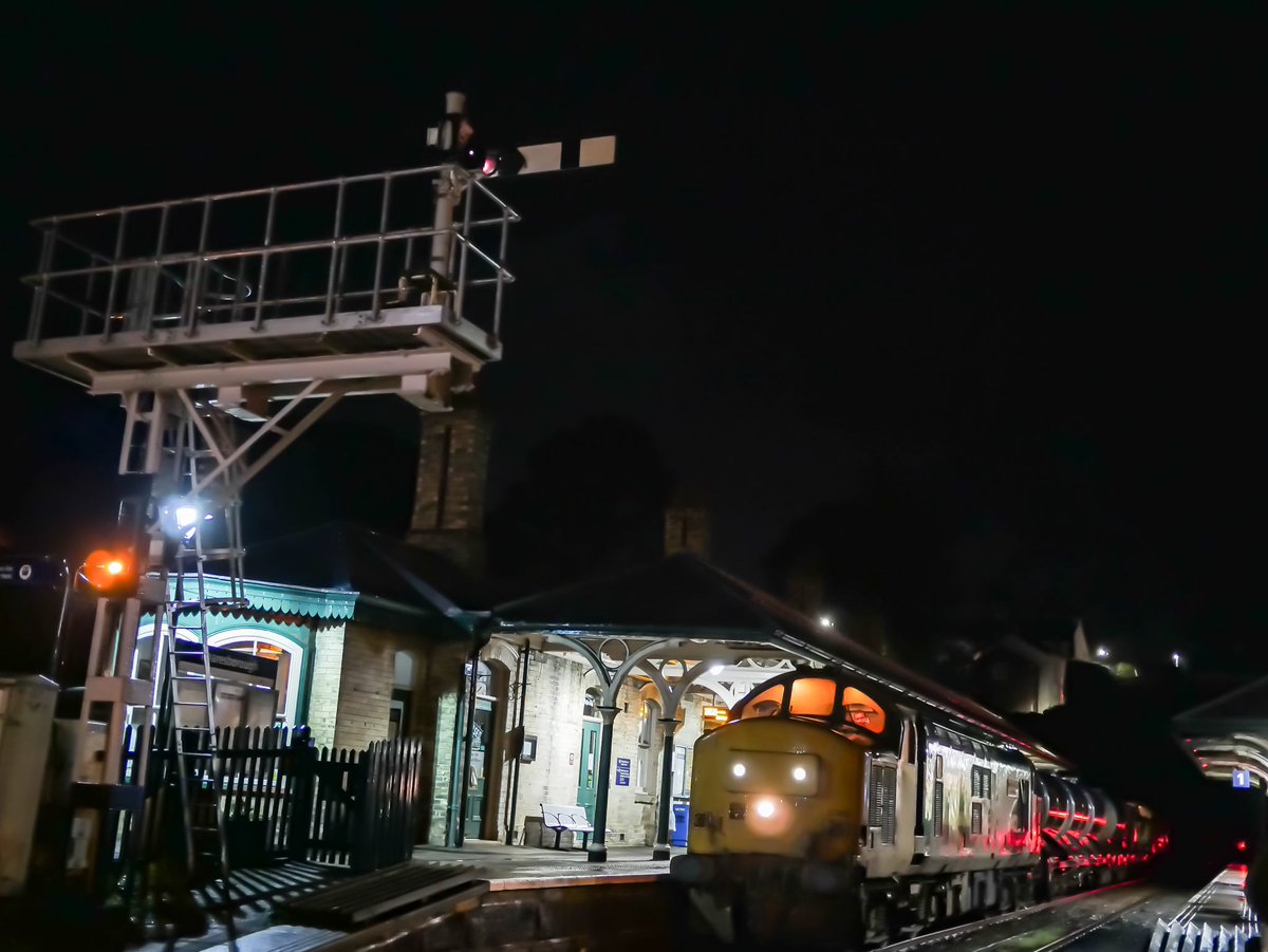 A very early start (3.30am) to get to Knaresborough for the overnight RHTT. 37s deputising for the booked 66s that needed some wheel TLC. Big thanks to the signaller for putting the station lights on so we could get a shot. #mustbemad