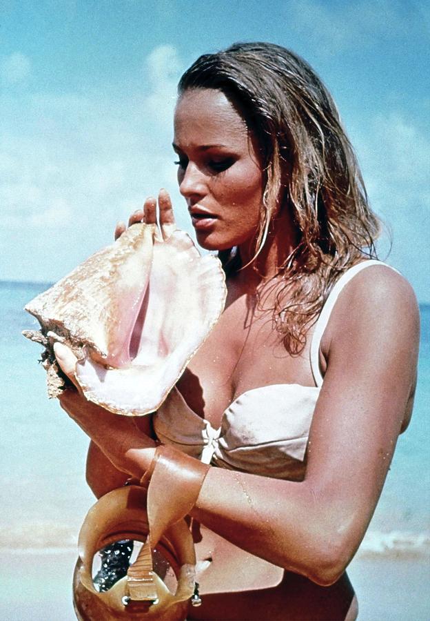 PPukalani's tweet photo. Honey Ryder : looking for shells?
Bond : no, Iβm just looking
(Dr. No, 1962)
https://t.co/XNXPDIzohI?
#JamesBond #shelllove #SeanConnery https://t.co/WBqOokrCxb