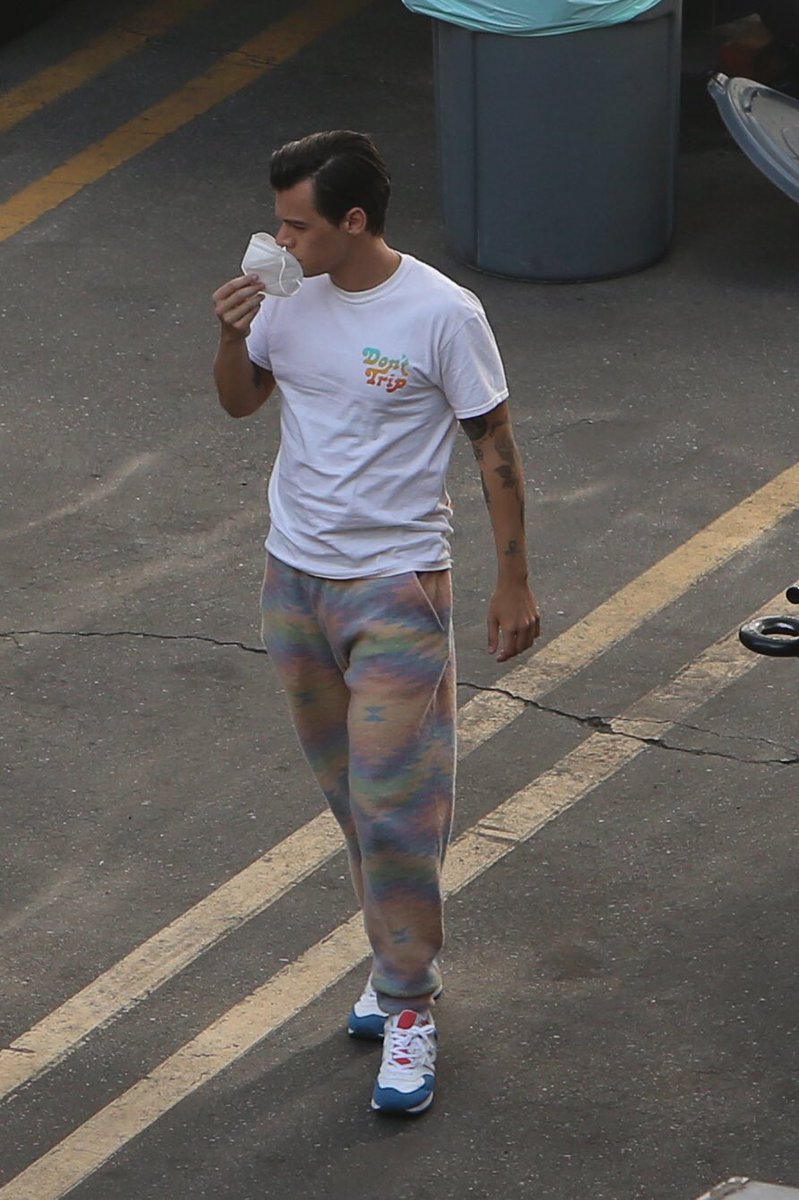hsdcandids's tweet photo. More of Harry on the set of Don’t Worry Darling - November 2 https://t.co/0qxDkWR7j0