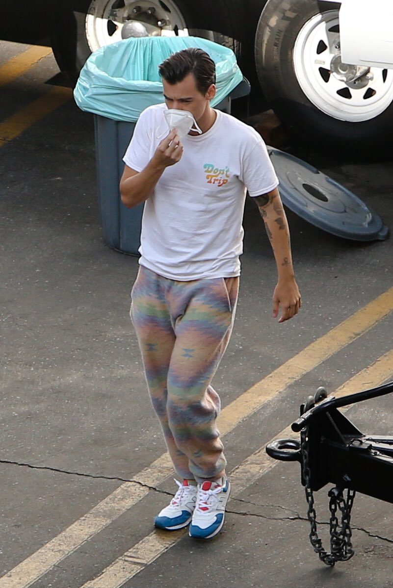 hsdcandids's tweet photo. More of Harry on the set of Don’t Worry Darling - November 2 https://t.co/0qxDkWR7j0
