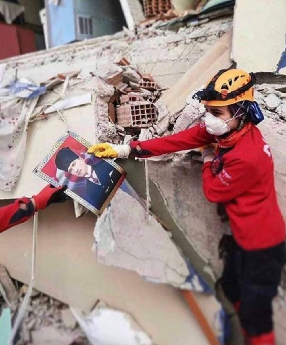 Bu memleketin başına ne geldiyse bu resimde ki adamın çizgisinden çıkınca geldi.
#Atamizindeyiz...