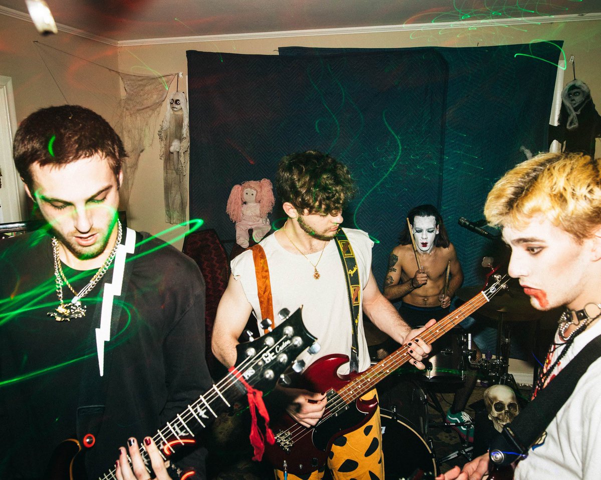 xlosersweepers's tweet photo. halloween was such a success. thank you for a great night! https://t.co/tTAcEhCM8J