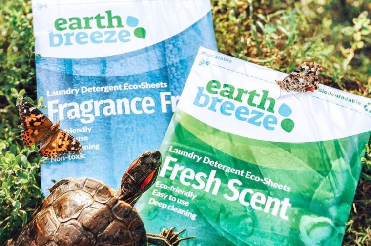 💚 We're giving away a FREE YEAR of our zero waste laundry detergent! 💙 Earth Breeze Eco Sheets are liquidless detergent sheets that easily dissolve and have zero plastic packaging :) Follow us to now automatically enter! Help save our planet from single use plastics 🌎