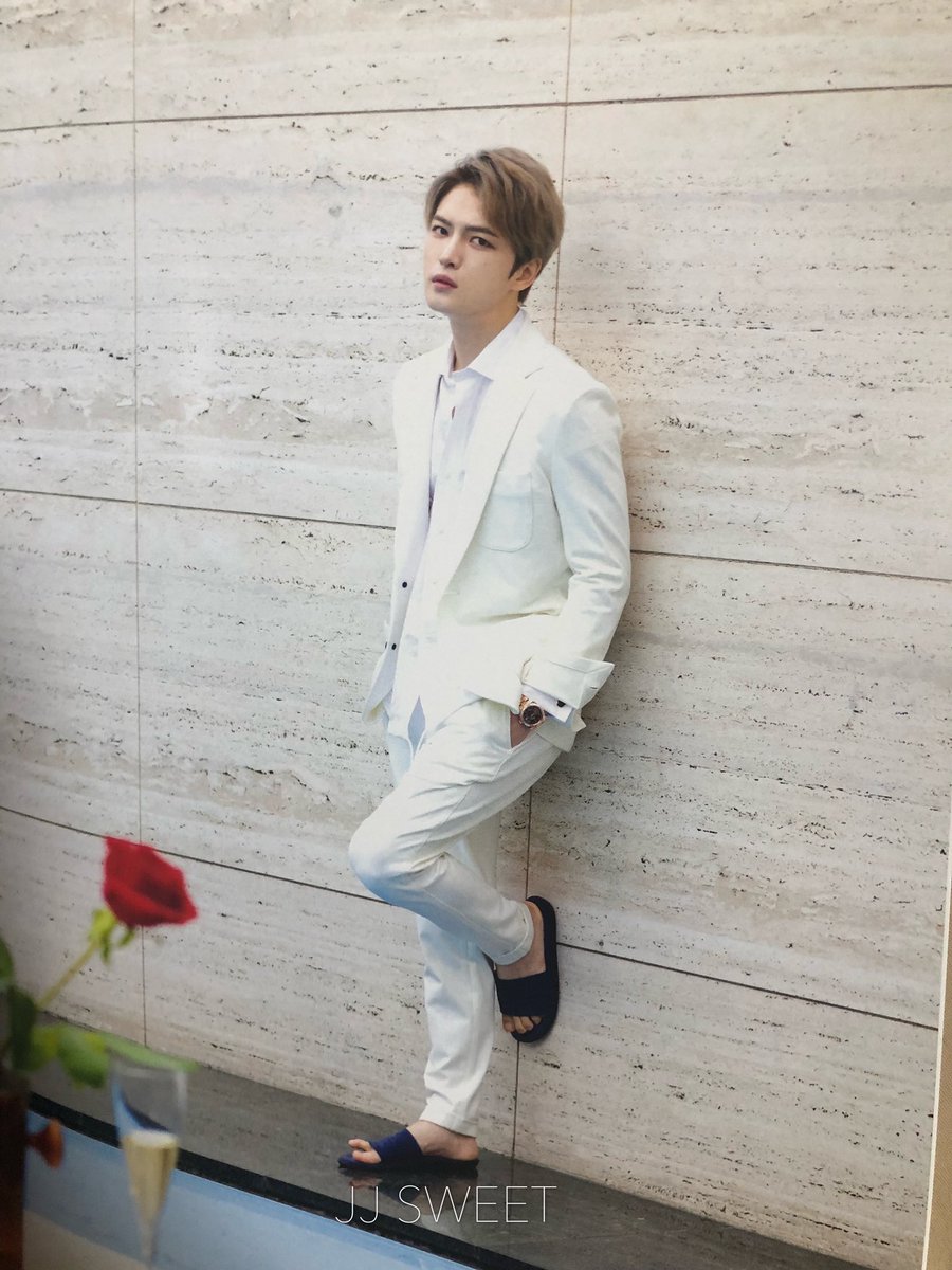 131107 JYJ Naver LINE"Wanna see my foot? Here you go!"