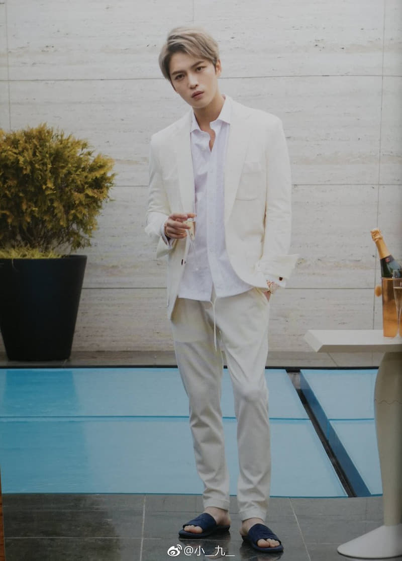 131107 JYJ Naver LINE"Wanna see my foot? Here you go!"