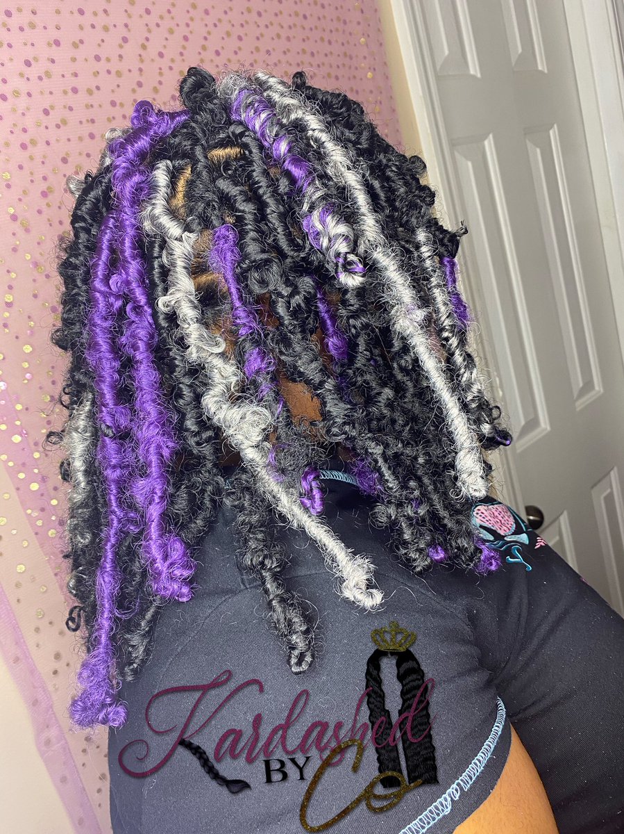 __Hollywoooood's tweet photo. hey y'all .. i'm cyn 💘 i'm a self taught braider in memphis, tn. i'm also a college student so my prices are pretty affordable lol .. my next client could be on your tl so i would really appreciate it if you like &amp; rt this for me 🥰 thanks so much 🥰 https://t.co/f39HBPaD7I