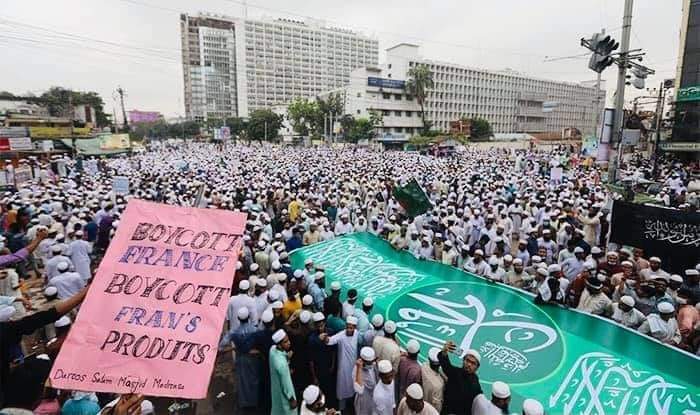 Farukyeee's tweet photo. Demonstration against the defamation of #Islam &amp; Prophet Muhammad (PBUH) in #France in #Bangladesh.
Ultimatum to cut diplomatic ties with #France

#BoycottFranceProduct
#BoycottFranch
#FranceShameOnYou
#USElections2020
#Trump #JoeBiden @BBCWorld @trtworld @AJEnglish @CNN @nytimes https://t.co/Vj9vhz0ESh