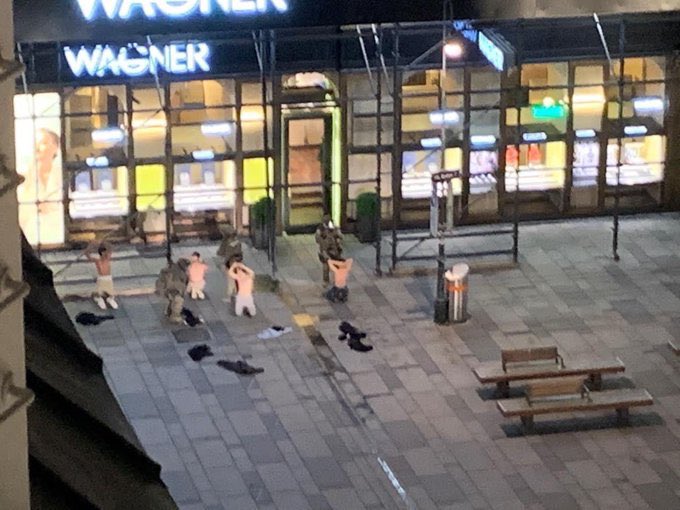 _unclex's tweet photo. Even voor de sensatiezoekers die deze foto tweeten: dit is een search van iedereen die in de omgeving is van de aanslag. Geen wapens, geen niets. Standpunt procedure van het EKO.
#PlaatsRust https://t.co/io6pMVixbL