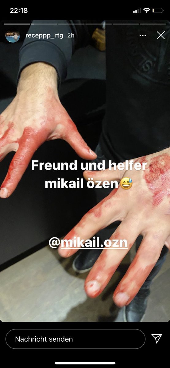 hakaanyzb's tweet photo. Die Männer auf dem Video, die türkisch sprechen sind NICHT die Täter. Die 2 sind türkische Boxer aus Wien, die den Polizisten und einer Frau geholfen haben.

#TurkeyStandsWithAustria https://t.co/WANHlBuETr