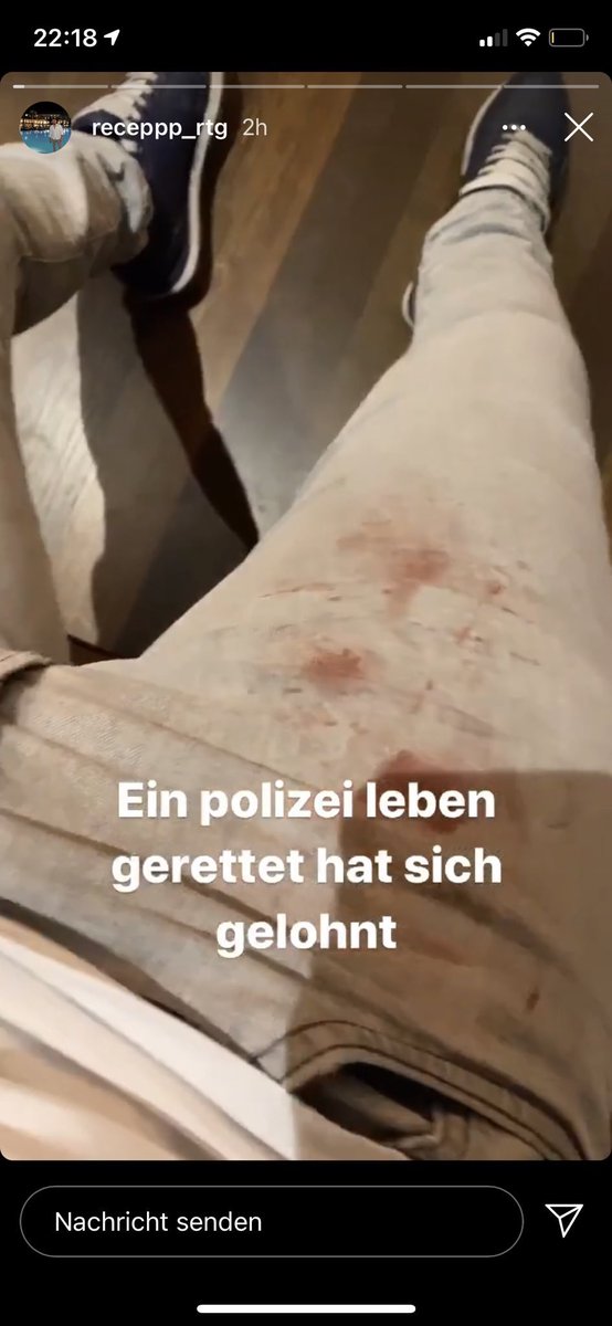 hakaanyzb's tweet photo. Die Männer auf dem Video, die türkisch sprechen sind NICHT die Täter. Die 2 sind türkische Boxer aus Wien, die den Polizisten und einer Frau geholfen haben.

#TurkeyStandsWithAustria https://t.co/WANHlBuETr