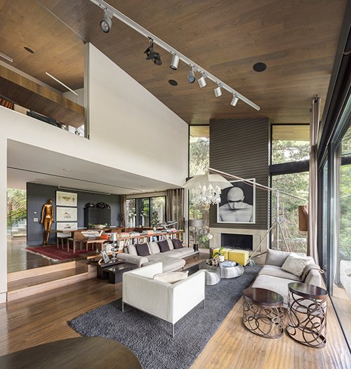 chainsiman's tweet image. Los Helechos | La estancia cuenta con un juego de alturas y volumetrías que permite distintos tipos de iluminación, por ejemplo, reflectores y líneas de luz led. Por el día, los grandes ventanales permiten iluminar el interior con luz natural.
#ChainSiman