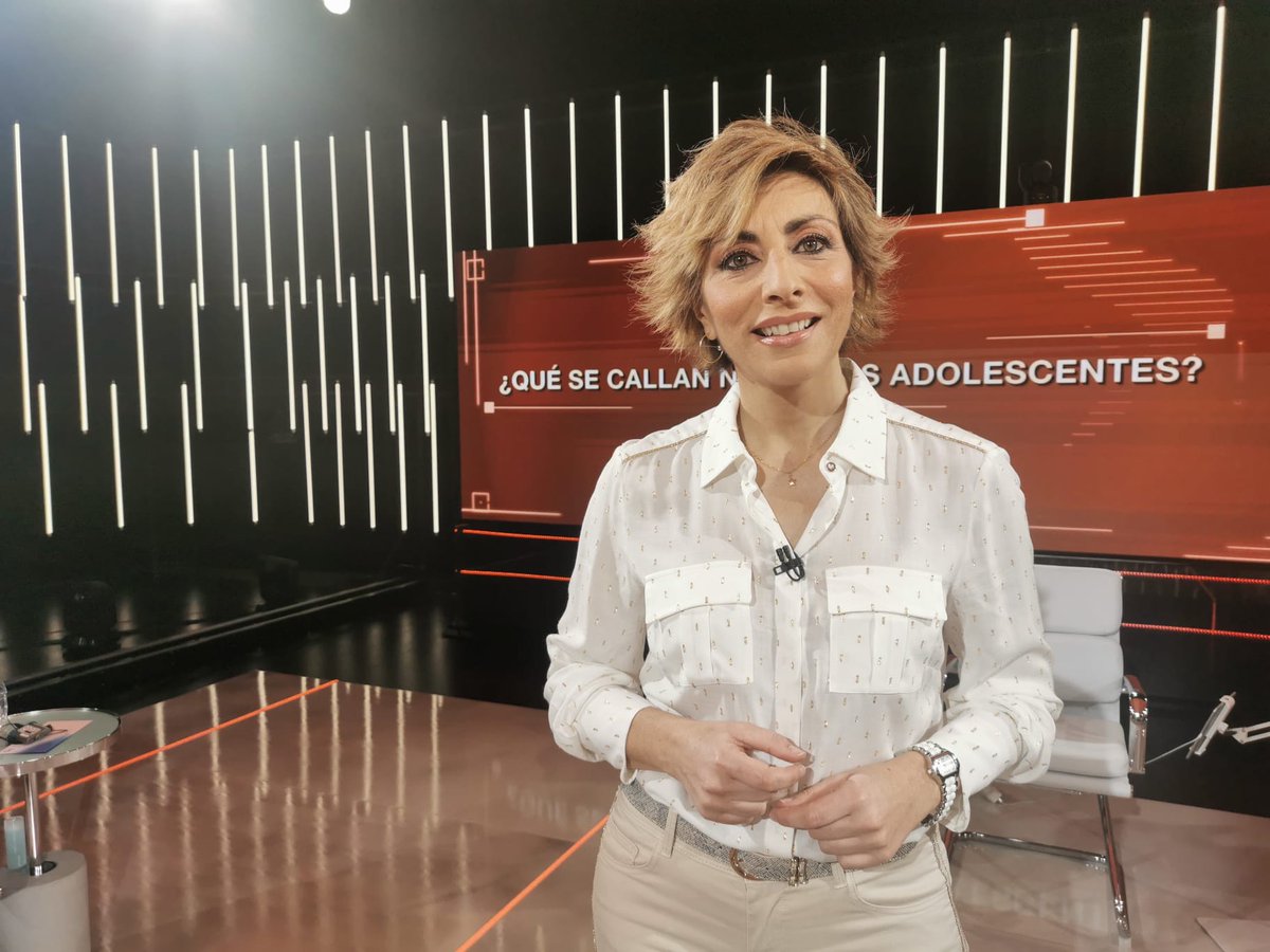 La1_tve's tweet photo. ¿Qué se callan nuestros adolescentes? Con esta pregunta arranca @MamenAsencio ¿Quién educa a quién? 💪
Os esperamos para comentarlo juntos con el hashtag #QuiénEducaTabú https://t.co/jbO6q96YLa