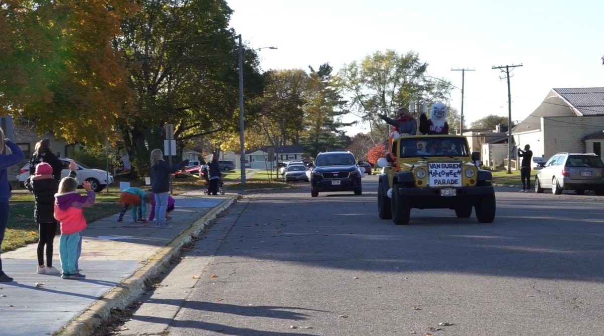 SDJanesville's tweet photo. There was a very SWEET kickoff to Halloween weekend at @sdjvanburen. Participating students and families were treated to a Halloween Parade of VB staff members and Eddie Eagle of course!
#VBRocks #JanesvillePromise #HalloweenSpirit https://t.co/m4YkQ3BlIu