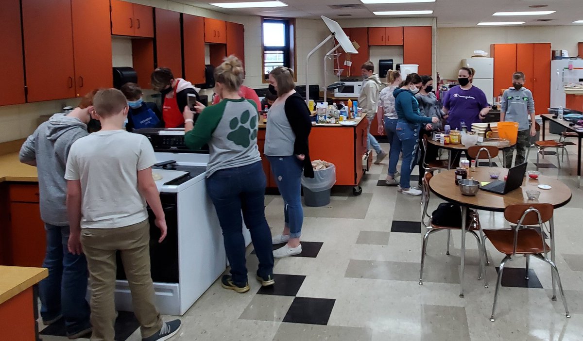 milliken1997's tweet photo. These kiddos in @zeps_fcs class were being creative with their specialty bread. I love the creativity and collaboration that I heard from the teams. #creativity #teamwork #studyinghistory https://t.co/PpRa6tF1Ca