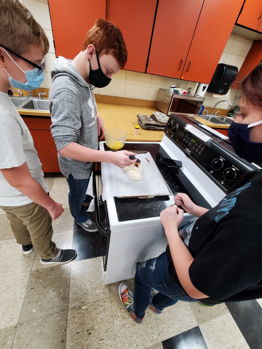 milliken1997's tweet photo. These kiddos in @zeps_fcs class were being creative with their specialty bread. I love the creativity and collaboration that I heard from the teams. #creativity #teamwork #studyinghistory https://t.co/PpRa6tF1Ca