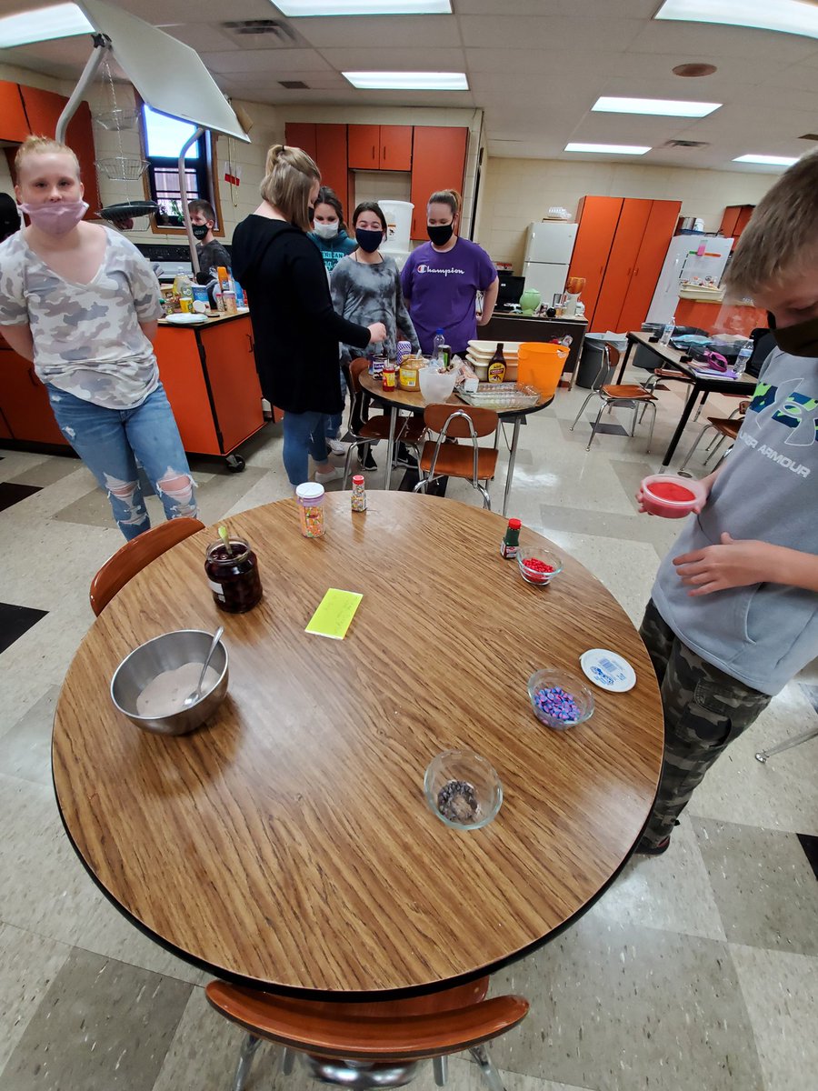milliken1997's tweet photo. These kiddos in @zeps_fcs class were being creative with their specialty bread. I love the creativity and collaboration that I heard from the teams. #creativity #teamwork #studyinghistory https://t.co/PpRa6tF1Ca