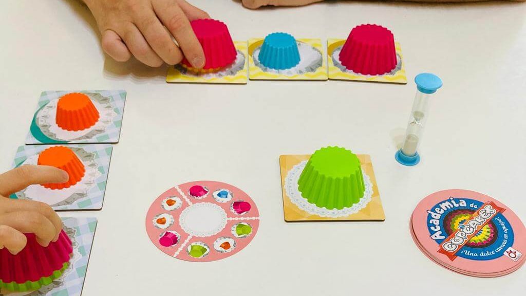 Brick_Clubs's tweet photo. ¿Te gusta prepara #postres? No te pierdas Academía de Cupcakes de @Mercurio_Juegos y consigue entregar todos los pedidos a tiempo. Descubre en el blog nuevas posibilidades para este juego  https://t.co/EBAqAmfgVt   #MasterchefCelebrity5 #jugarescultura #juegosdemesa #jugar https://t.co/0cDRp2sQeW