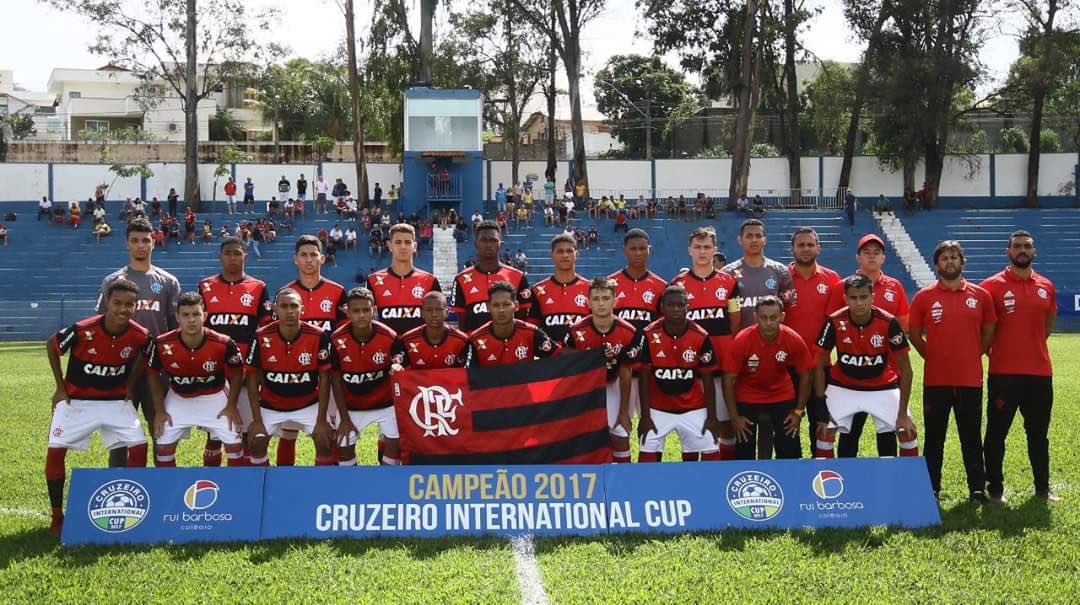 Pedro_P02's tweet photo. Hoje se encerra meu ciclo no @Flamengo , só tenho que agradecer pelos aprendizados que tive nesses 11 anos que estive no clube, tivemos momentos felizes, tristes ... Mas só agradecer aos que me ajudaram até aqui, cheguei um menino saio um homem !! Obgg por tudo!! #garotosdoninho https://t.co/YLlBYRFzTl