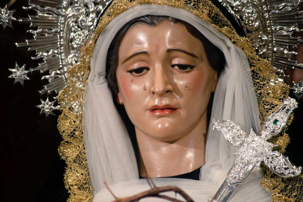 VeraCruzSev's tweet photo. 🟢 El luto de la Virgen de las Tristezas para noviembre, el mes que recordamos a los hermanos, familiares y fieles difuntos de la Vera Cruz.

📸 @manueljrrechi 

#SoydelaVeraCruz https://t.co/gWUNNX1JQS