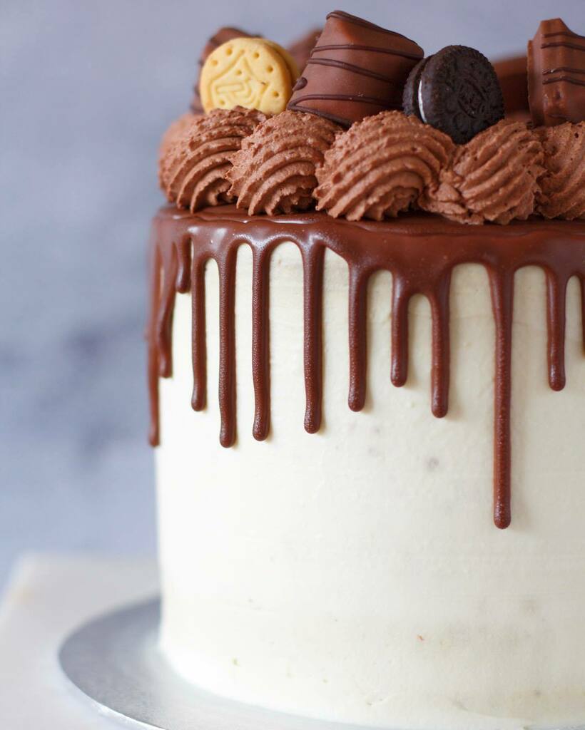 AliceBakery_es's tweet photo. ¿Con quién compartirías una deliciosa tarta de chocolate? 🎂🍫
•
•
•

#cumpleaños #happybirthday #tartadecumpleaños #nuevatarta #chocolatecake #chocolate #friends #oreo #principe #galletasprincipe #kinderbueno #nata #dripcake #trufa #trufadechocola… https://t.co/s6MWYnVuO1 https://t.co/VPdC8VVpsq