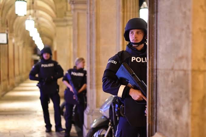 gfabianmedina's tweet photo. ❗️Después de los lamentables ataques ocurridos en Francia🇫🇷, desde México🇲🇽 compartimos la pena del pueblo austriaco🇦🇹 por el reciente atentado terrorista en su capital, Viena. 📌Como amantes de la paz y la seguridad internacionales, nos oponemos a todo tipo de violencia.🕊❗️ https://t.co/rcqiRB4wIl