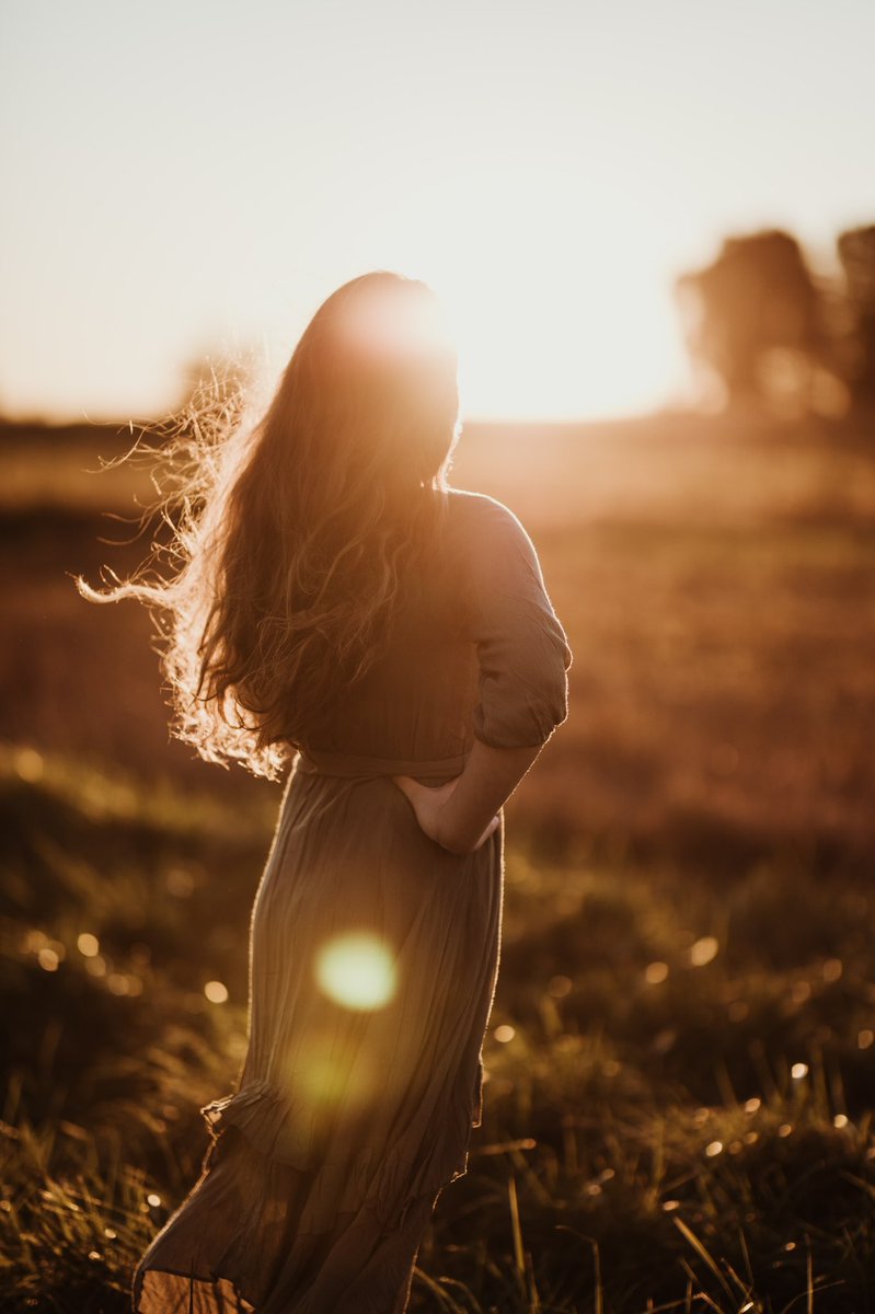jadedvader's tweet photo. I’m a photographer in “real life” and not just games and I snuck out with my daughter for a few sundown shots and just, look at her. 😌🌅 https://t.co/kmXdN5SOcJ