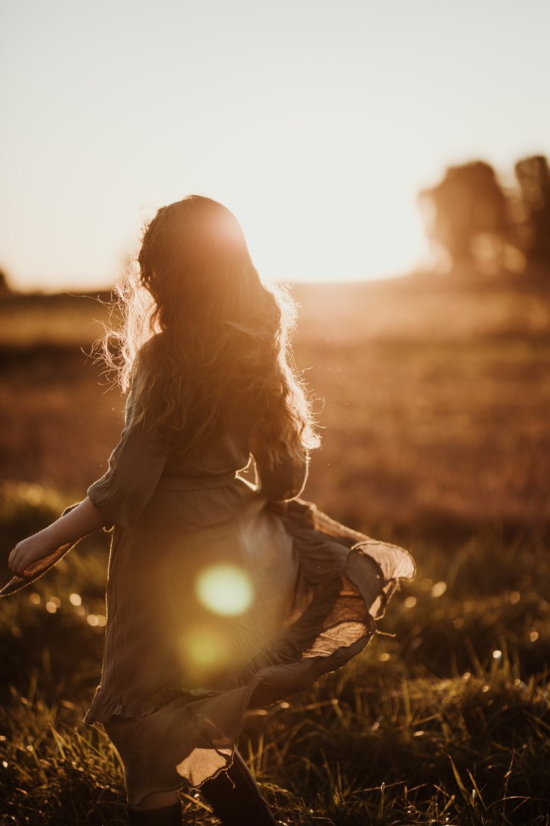 jadedvader's tweet photo. I’m a photographer in “real life” and not just games and I snuck out with my daughter for a few sundown shots and just, look at her. 😌🌅 https://t.co/kmXdN5SOcJ