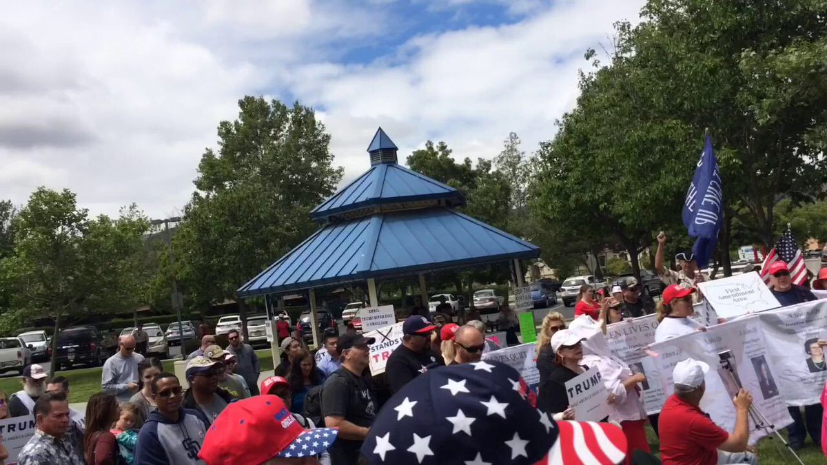 temeculaprotest's tweet photo. ***The second photo is Beverly Hills, but it was used in an article about the Reagan Park Trump Rally and we apologize for misleading! Once again we are shown we can’t trust the media! Here are some actual photos: https://t.co/hdNNQY8iwr
