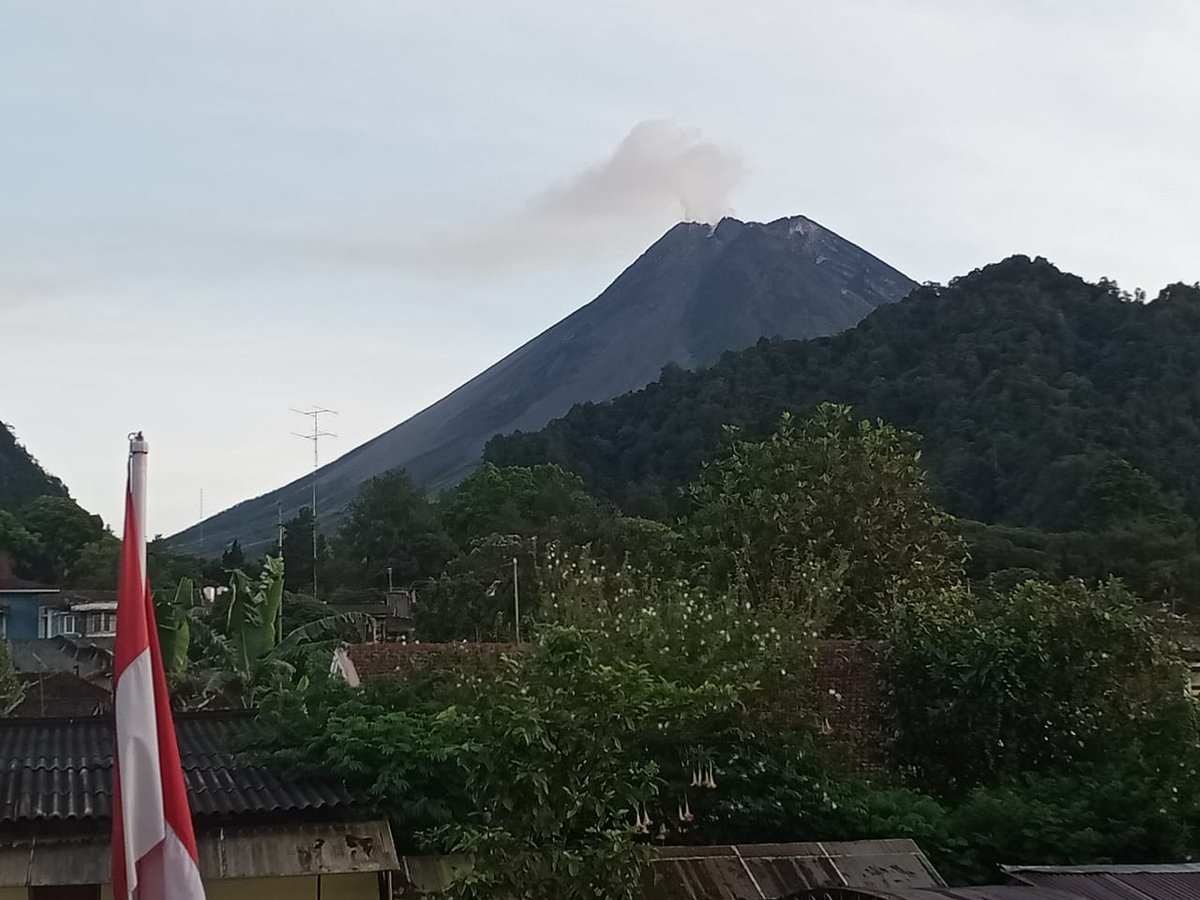 BPPTKG's tweet photo. Via PGM.Kaliurang visual #Merapi tampak, suhu udara 20.5 ยฐC, kelembaban 33 %rh, presure 918.8 hpa, angin perlahan ke selatan.
#statuswaspada https://t.co/Ug4MjSArO6