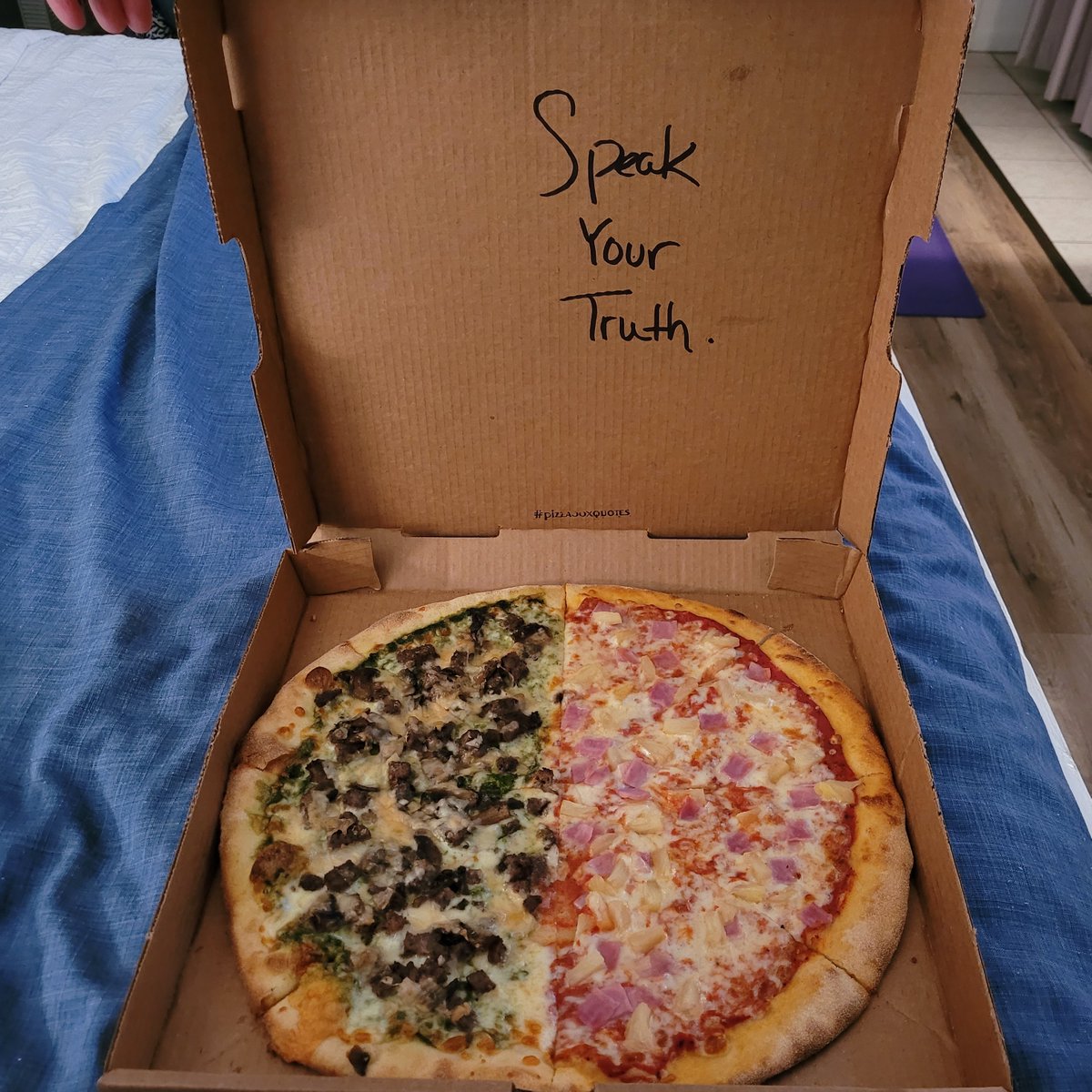 MakeRoomMama's tweet image. Last night's #PizzaBoxQuotes from Nags Head Pizza Company and a closeup of our yummy pizza. 🍕😋