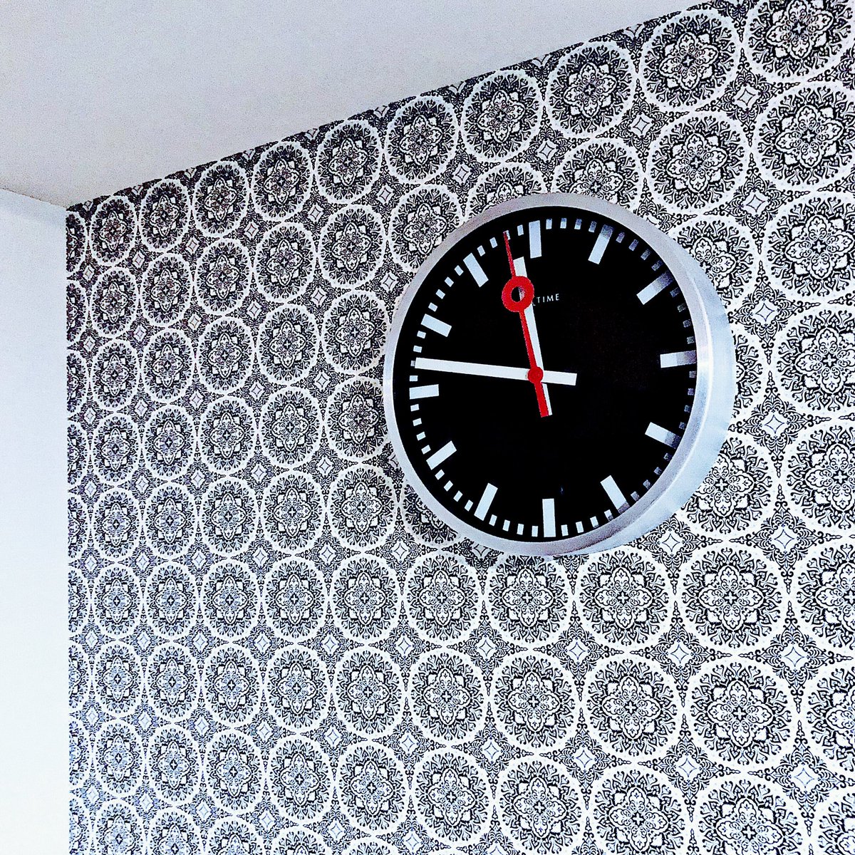 N Fujinaga Twitterissa リビングの時計 モノトーン柄のアクセントクロスとシンプルなブラックベースの時計の組み合わせがお気に入りでずっと使ってます インテリア 壁掛け時計 モノトーン 黒好き