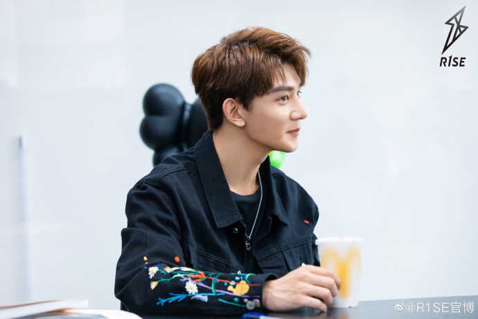 R1SEupdates's tweet photo. 201102 R1SE-官博 Weibo Update 
[TRANS]

A black patterned jacket accompanies a simple T-shirt, relaxed yet energetic~ The new talk show star Xia Zhiguang is here! (1/3)

♫ #创造营2019 #ProduceCamp2019 
#夏之光 #XiaZhiguang #R1SE https://t.co/TI3xWEXfQi