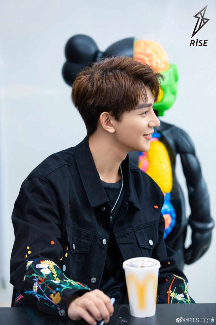 R1SEupdates's tweet photo. 201102 R1SE-官博 Weibo Update 
[TRANS]

A black patterned jacket accompanies a simple T-shirt, relaxed yet energetic~ The new talk show star Xia Zhiguang is here! (1/3)

♫ #创造营2019 #ProduceCamp2019 
#夏之光 #XiaZhiguang #R1SE https://t.co/TI3xWEXfQi
