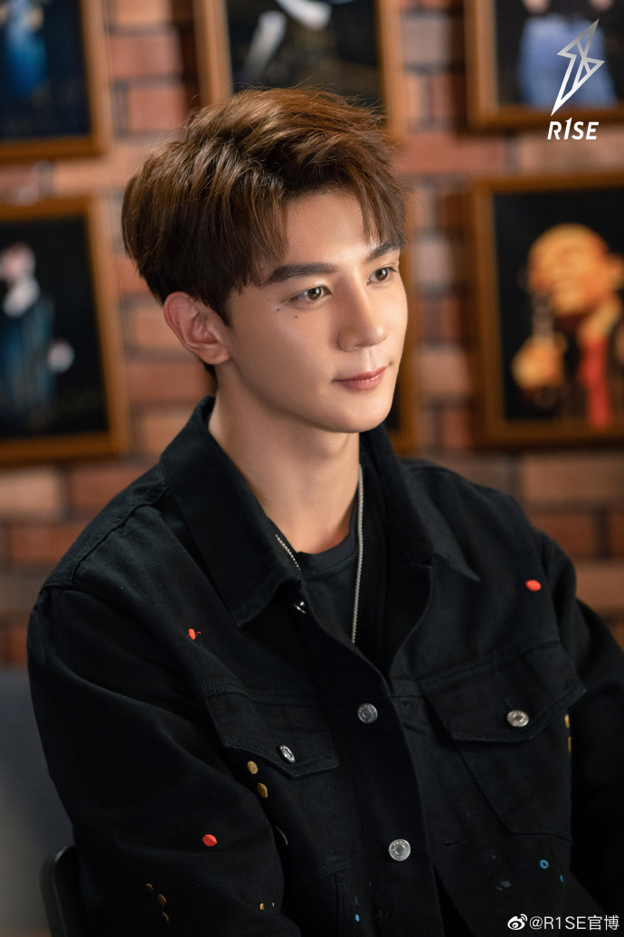 R1SEupdates's tweet photo. 201102 R1SE-官博 Weibo Update 
[TRANS]

The youth ventures into an all-new territory, performing a talk show for the first time 🤔 (2/3)

♫ #创造营2019 #ProduceCamp2019 
#夏之光 #XiaZhiguang #R1SE https://t.co/u1e4Q8cgGY