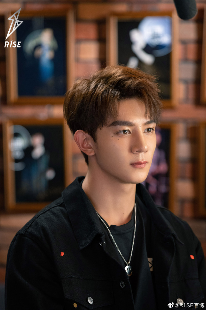 R1SEupdates's tweet photo. 201102 R1SE-官博 Weibo Update 
[TRANS]

The youth ventures into an all-new territory, performing a talk show for the first time 🤔 (2/3)

♫ #创造营2019 #ProduceCamp2019 
#夏之光 #XiaZhiguang #R1SE https://t.co/u1e4Q8cgGY