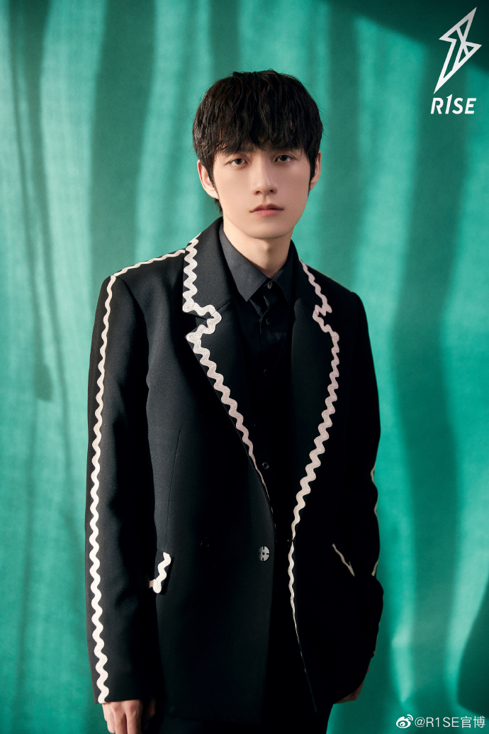 R1SEupdates's tweet photo. 201102 R1SE-官博 Weibo Update 
[TRANS]

Zhang Yanqi wears a white-rimmed suit, showing his style ✨ At the event, he suddenly became a careful worker 😂 (1/3)

♫ #创造营2019 #ProduceCamp2019 
#张颜齐 #ZhangYanqi #R1SE https://t.co/kLbUvgA9dN