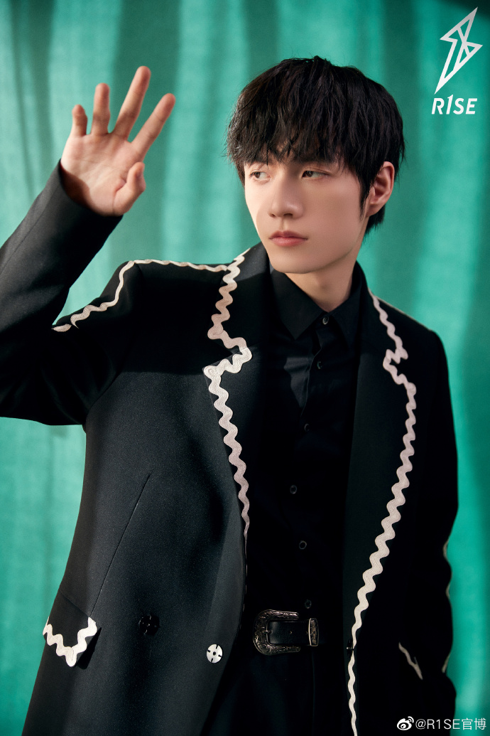 R1SEupdates's tweet photo. 201102 R1SE-官博 Weibo Update 
[TRANS]

Zhang Yanqi wears a white-rimmed suit, showing his style ✨ At the event, he suddenly became a careful worker 😂 (1/3)

♫ #创造营2019 #ProduceCamp2019 
#张颜齐 #ZhangYanqi #R1SE https://t.co/kLbUvgA9dN