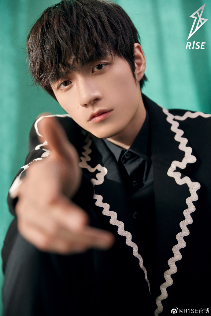 R1SEupdates's tweet photo. 201102 R1SE-官博 Weibo Update 
[TRANS]

He threw the prop in front of the leader, showing his dark humour. (2/3)

♫ #创造营2019 #ProduceCamp2019 
#张颜齐 #ZhangYanqi #R1SE https://t.co/Nf5kfu20KO