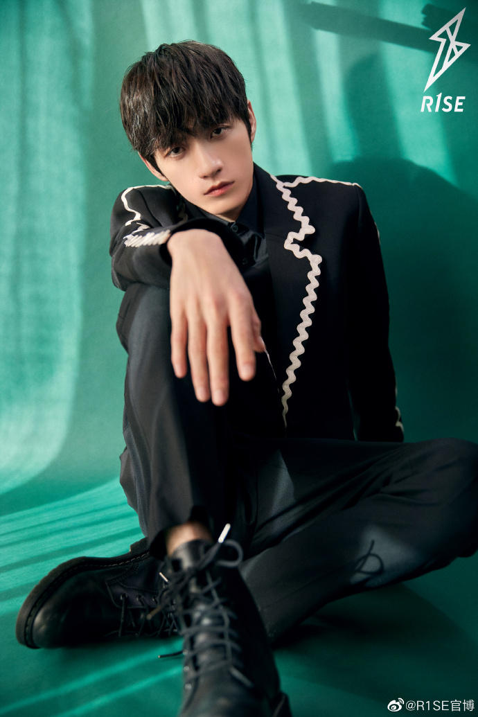 R1SEupdates's tweet photo. 201102 R1SE-官博 Weibo Update 
[TRANS]

He threw the prop in front of the leader, showing his dark humour. (2/3)

♫ #创造营2019 #ProduceCamp2019 
#张颜齐 #ZhangYanqi #R1SE https://t.co/Nf5kfu20KO
