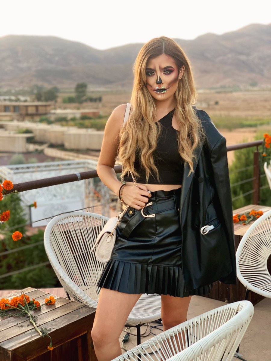 danielaloeramx's tweet photo. Después de todo la muerte es síntoma de que hubo vida 💀🤍🍂
•
•
#diademuertos #2denoviembre #valledeguadalupe #aguadevid #enjoythemoment #letitbe https://t.co/Hx9KRnJbZZ