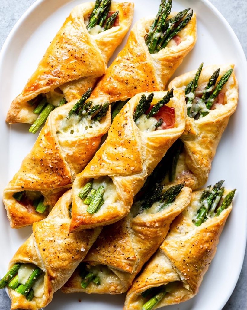 Adeetech1's tweet photo. These Prosciutto Asparagus Puff Pastry Bundles are an easy and elegant appetizer or brunch idea! 😍 https://t.co/0QvVUevHC2