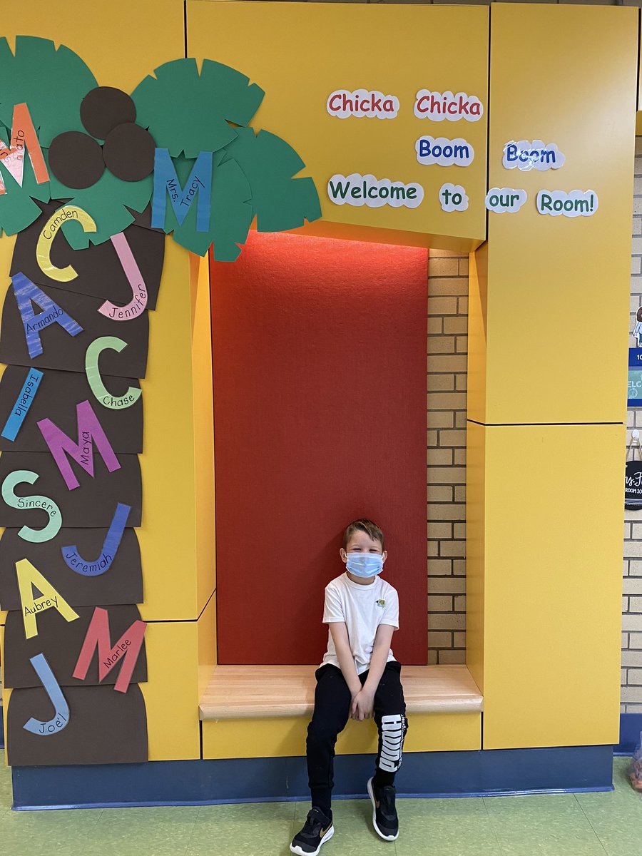 FiatoPatti's tweet photo. Chicka Chicka Boom Boom so happy to have students back in the classroom! #BPatriotProud #BCoolidgeCool @DarioBVazquez https://t.co/FGuh8co3ff